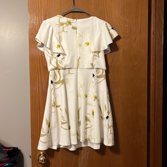 white floral dress - Picture 4 of 5